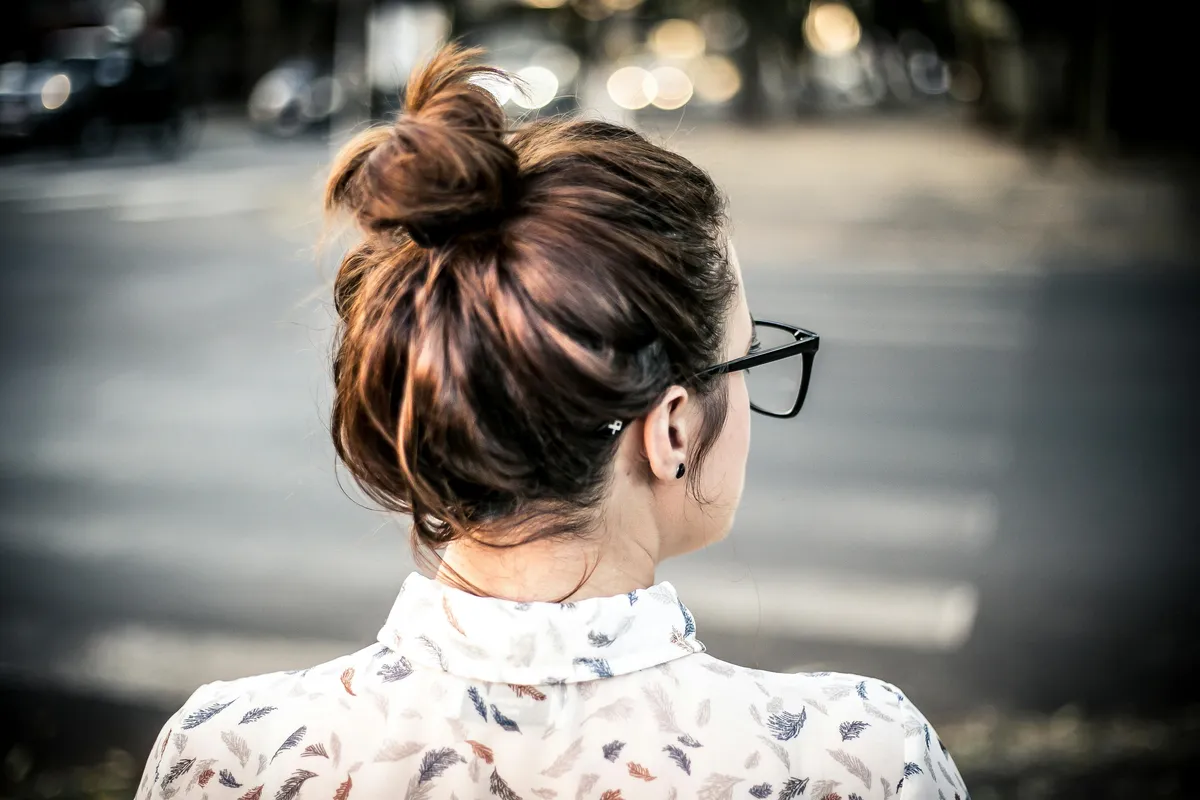 Cheveux fins crâne visible femme : vaincre & camoufler ! - hair bun
