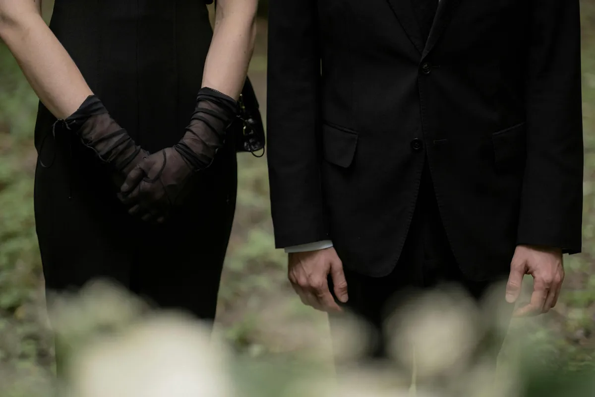 Comment s'habiller pour un enterrement sans faire de faux pas - Kids funeral neutral attire