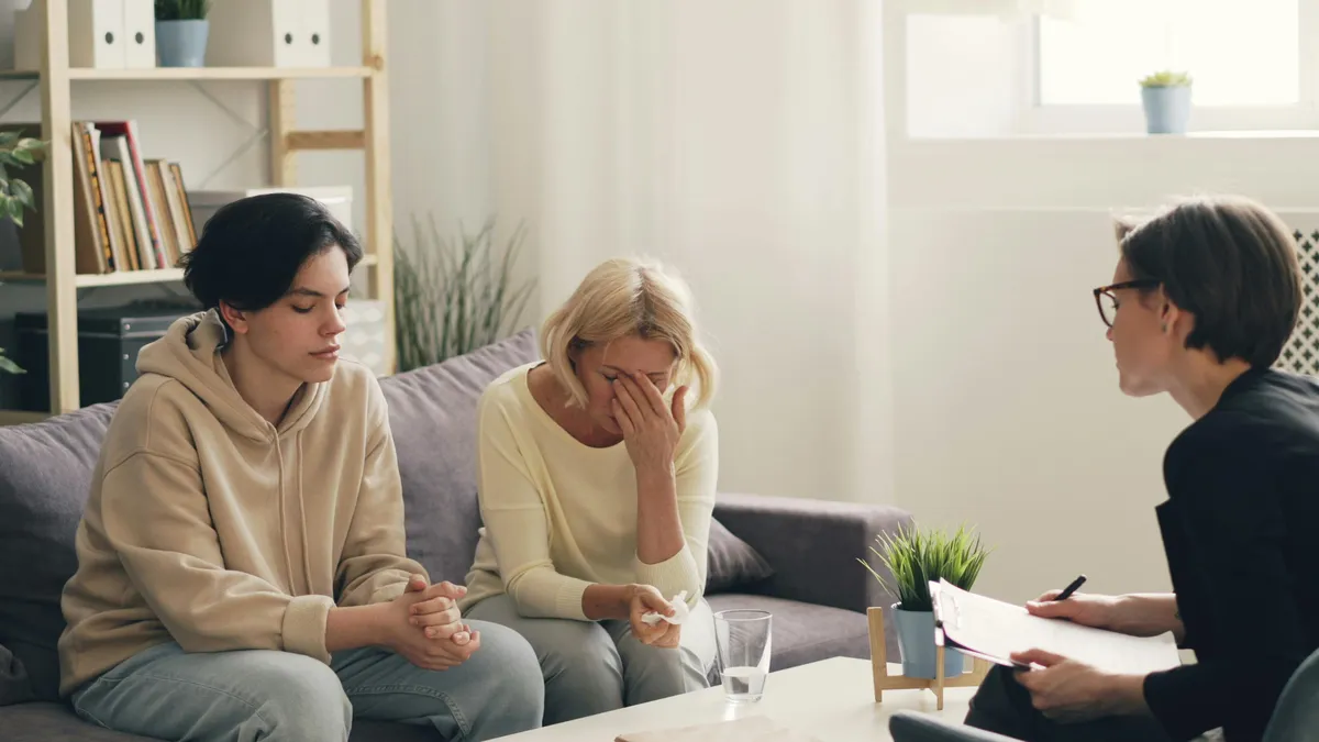 Comment s'habiller pour un enterrement sans faire de faux pas - Man Woman Teenager