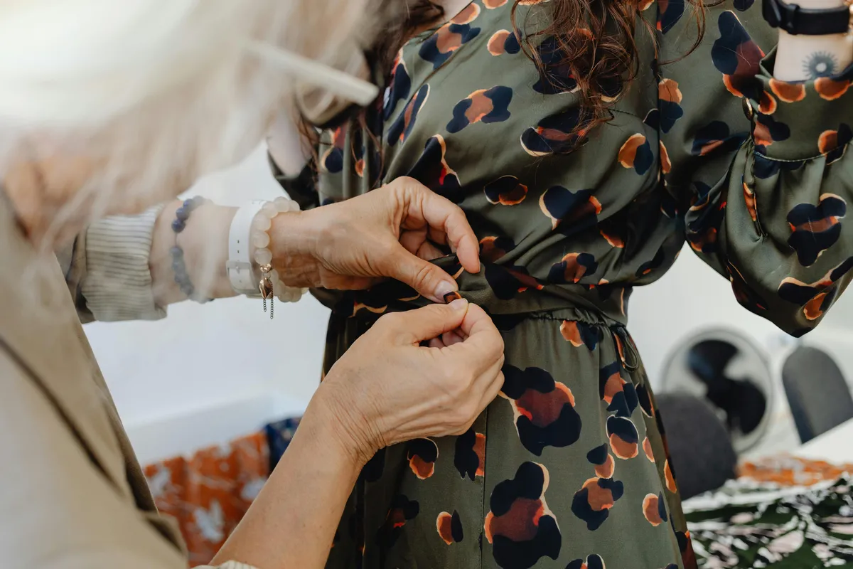Robe pour ronde avec du ventre : 7 astuces pour l'oublier ! - Unflattering outfits adding volume ill-fitting fashion belt placement errors