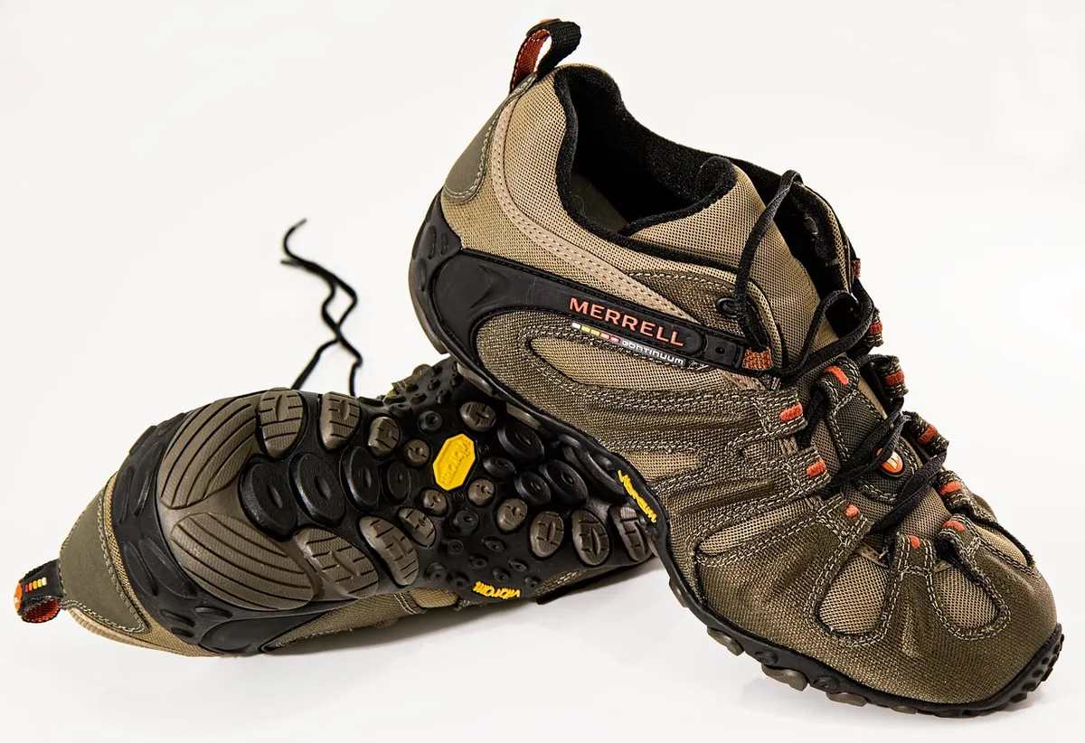 Semelles chaussures trop grandes : 8 astuces miracles ! - Lock lacing hiking boots heel lock