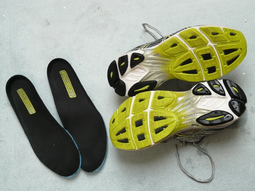 Semelles chaussures trop grandes : 8 astuces miracles ! - shoes too big insoles