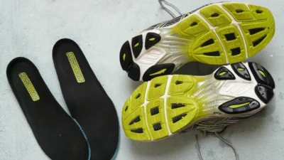 Semelles chaussures trop grandes : 8 astuces miracles ! - shoes too big insoles