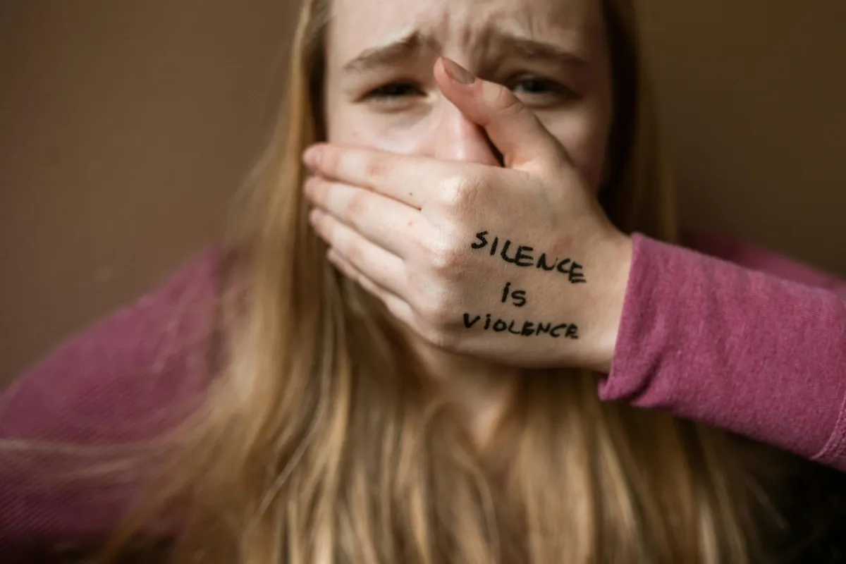 10 choses à ne SURTOUT pas dire à une personne bipolaire ! - Emotional invalidation Broken bond Patient suffering Unheard voice