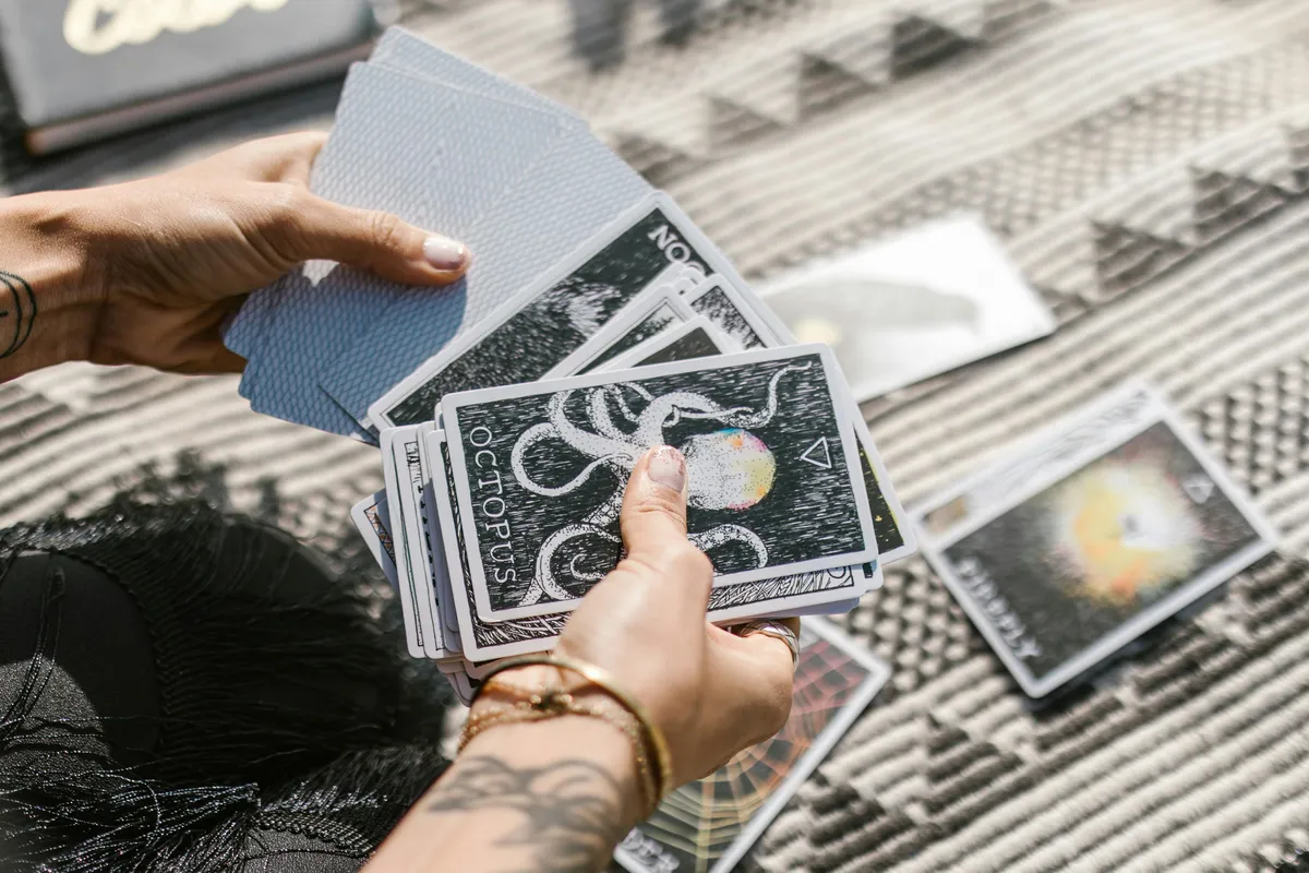 18h18 signification: Votre message angélique révélé - Marseille Tarot Moon Arcanum XVIII