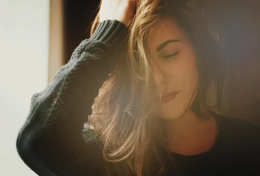 Cheveux poisseux après shampoing : 5 astuces pour des cheveux légers - Greasy hair oily hair