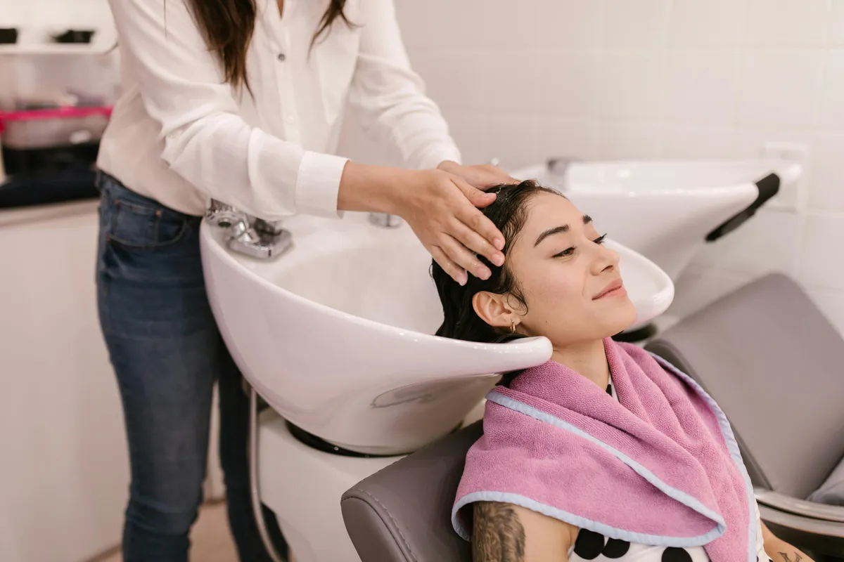 Cheveux poisseux après shampoing : 5 astuces pour des cheveux légers - Hair washing Shampoo technique Healthy hair