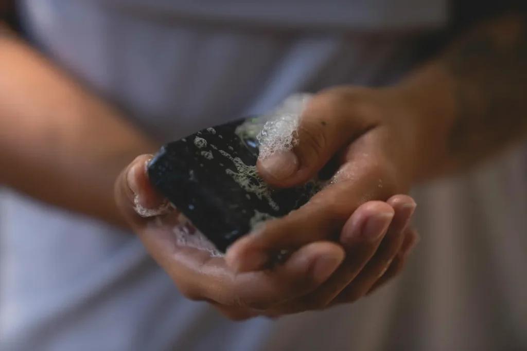 Savon noir pour visage : Utilisation, bienfaits, tout savoir ! - black soap
