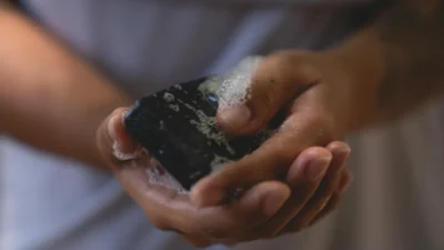 Savon noir pour visage : Utilisation, bienfaits, tout savoir ! - black soap