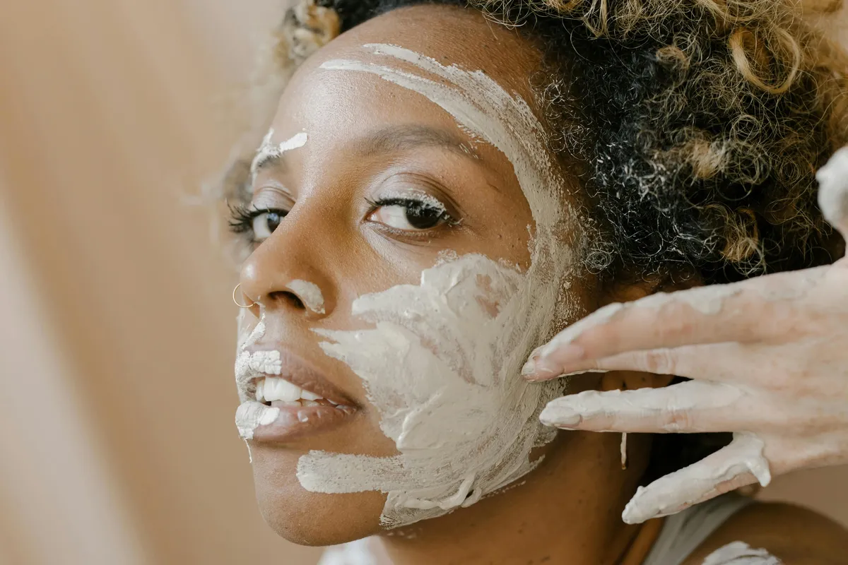 Savon noir pour visage : Utilisation, bienfaits, tout savoir ! - Facial Exfoliation Cream Mask Hands