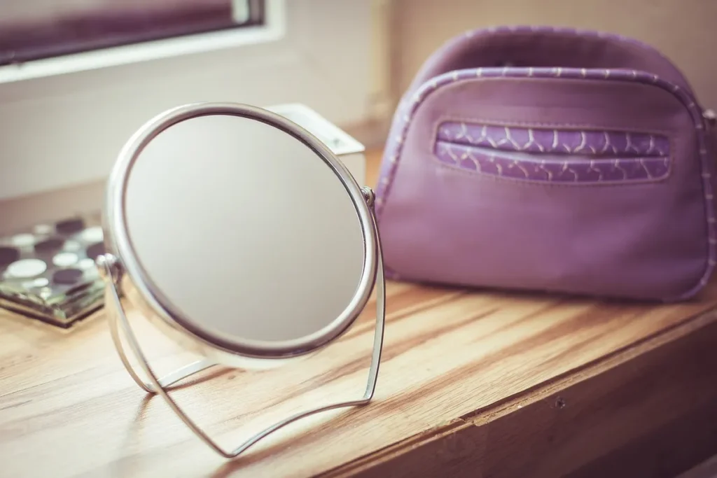 Vanity Femme: Le secret d'une routine beauté zen et efficace - woman toiletry bag