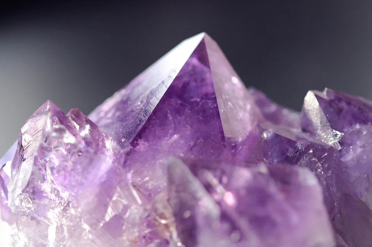 Améthyste danger : Vrai ou Faux ? Risques & Précautions - Amethyst natural raw inclusions