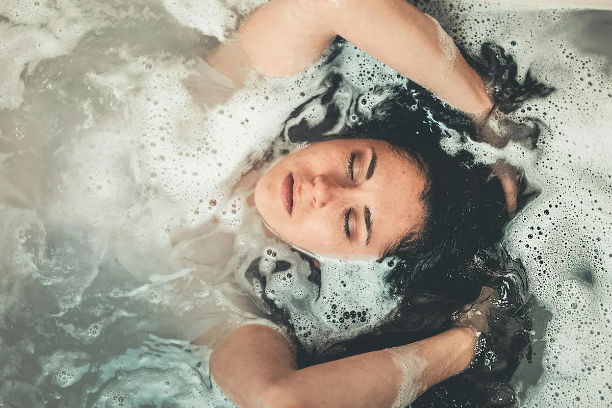 Cheveux mousseux : Stop frisottis ! 5 étapes pour les sublimer - Wet hair scrunching curls