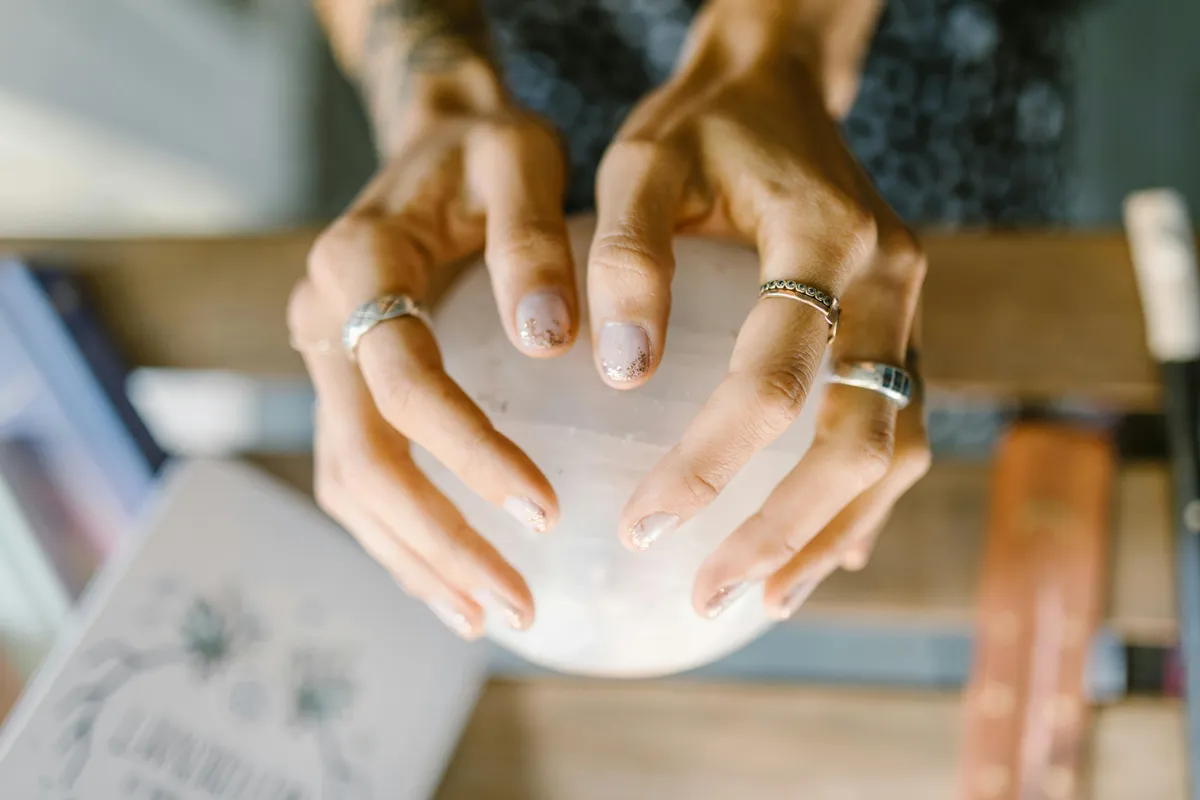 Comment savoir si quelqu'un travaille sur nous ? Détectez les signes - Energy Healing Aura Spiritual Chakras
