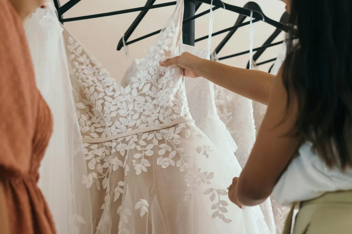 Prix robe de mariée : Tous les budgets décryptés (sur-mesure, occasion) - Designer dress wedding rental pre-owned