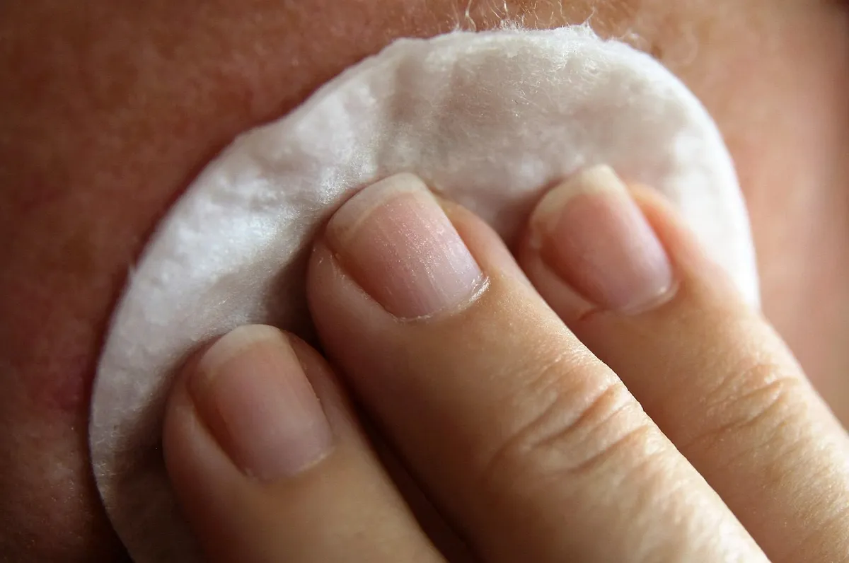 Retirer semi permanent : 6 étapes simples, sans abîmer. - cotton pad soaking liquid saturated