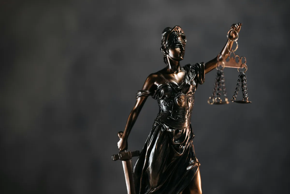 08h08 signification : Amour, Anges, Numérologie & Tarot - Tarot Justice scales sword