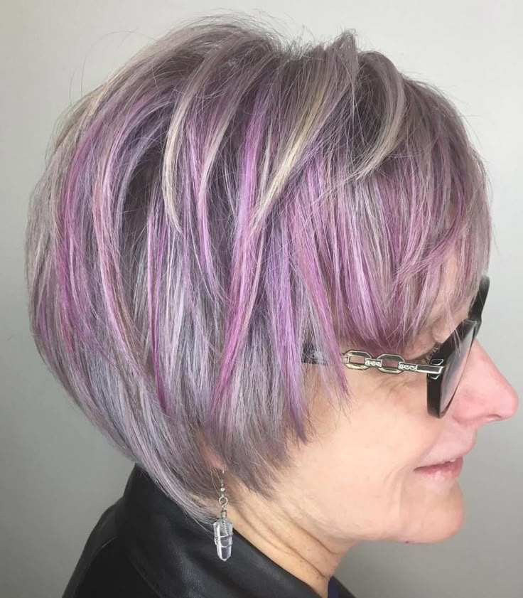 Coupe courte dégradée pour femme de 60 ans 22