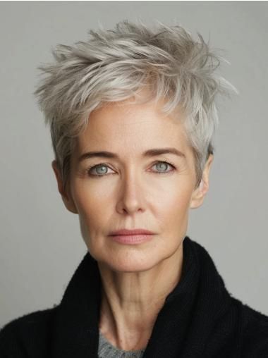Coupe courte dégradée pour femme de 60 ans 10