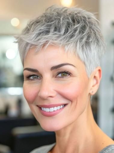 Coupe courte dégradée pour femme de 60 ans 11
