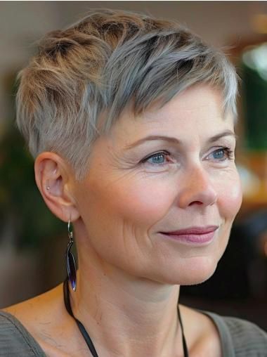 Coupe courte dégradée pour femme de 60 ans 12