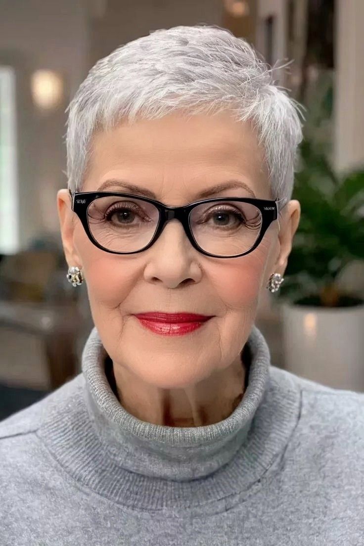 Coupe courte dégradée pour femme de 60 ans 14