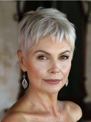 Coupe courte dégradée pour femme de 60 ans 15