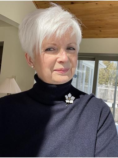 Coupe courte dégradée pour femme de 60 ans 17