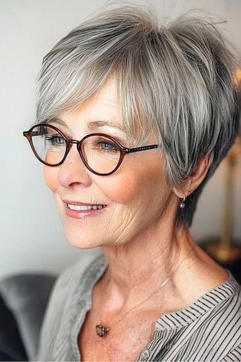 Coupe courte dégradée pour femme de 60 ans 2