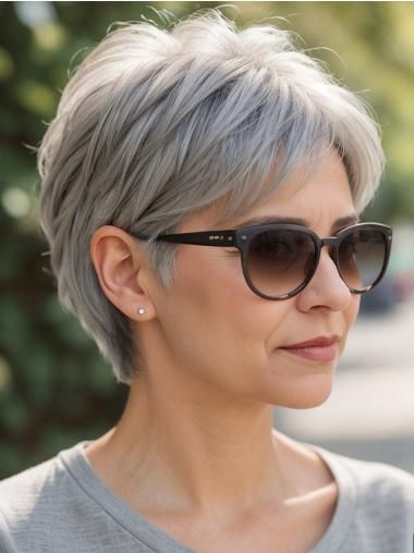 Coupe courte dégradée pour femme de 60 ans 21