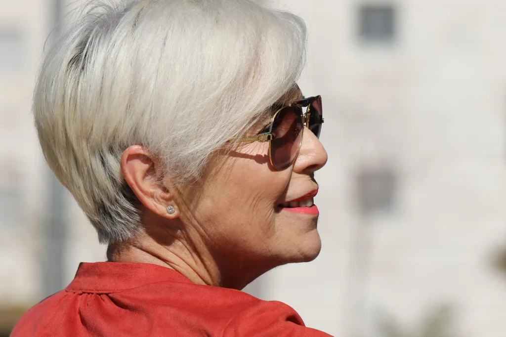 Coupe courte dégradée femme 60 ans : 22 idées pour un style qui rajeunit ! - Short layered haircut mature woman youthful style