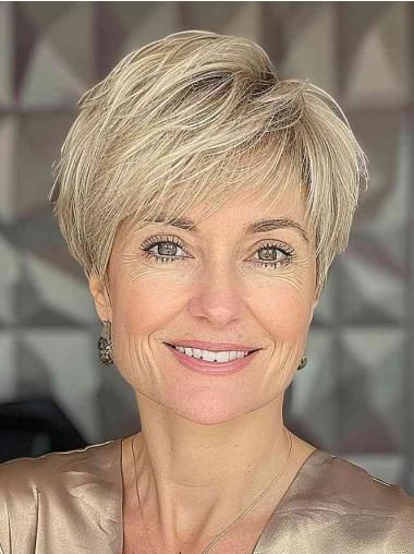 Coupe courte dégradée pour femme de 60 ans 5