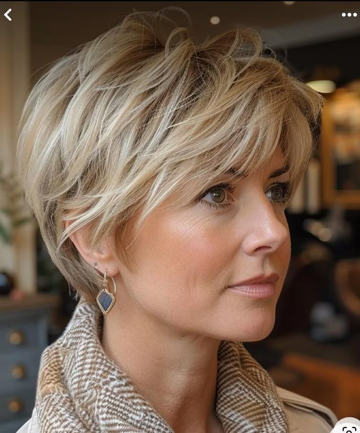 Coupe courte dégradée pour femme de 60 ans 6