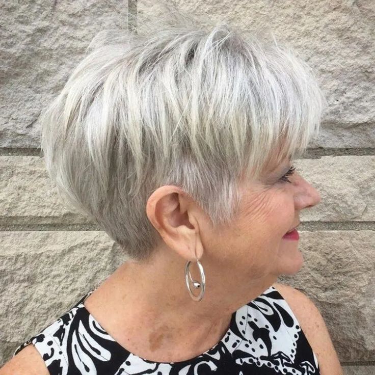Coupe courte dégradée pour femme de 60 ans 7