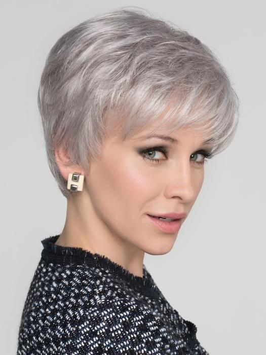 Coupe courte dégradée pour femme de 60 ans 9