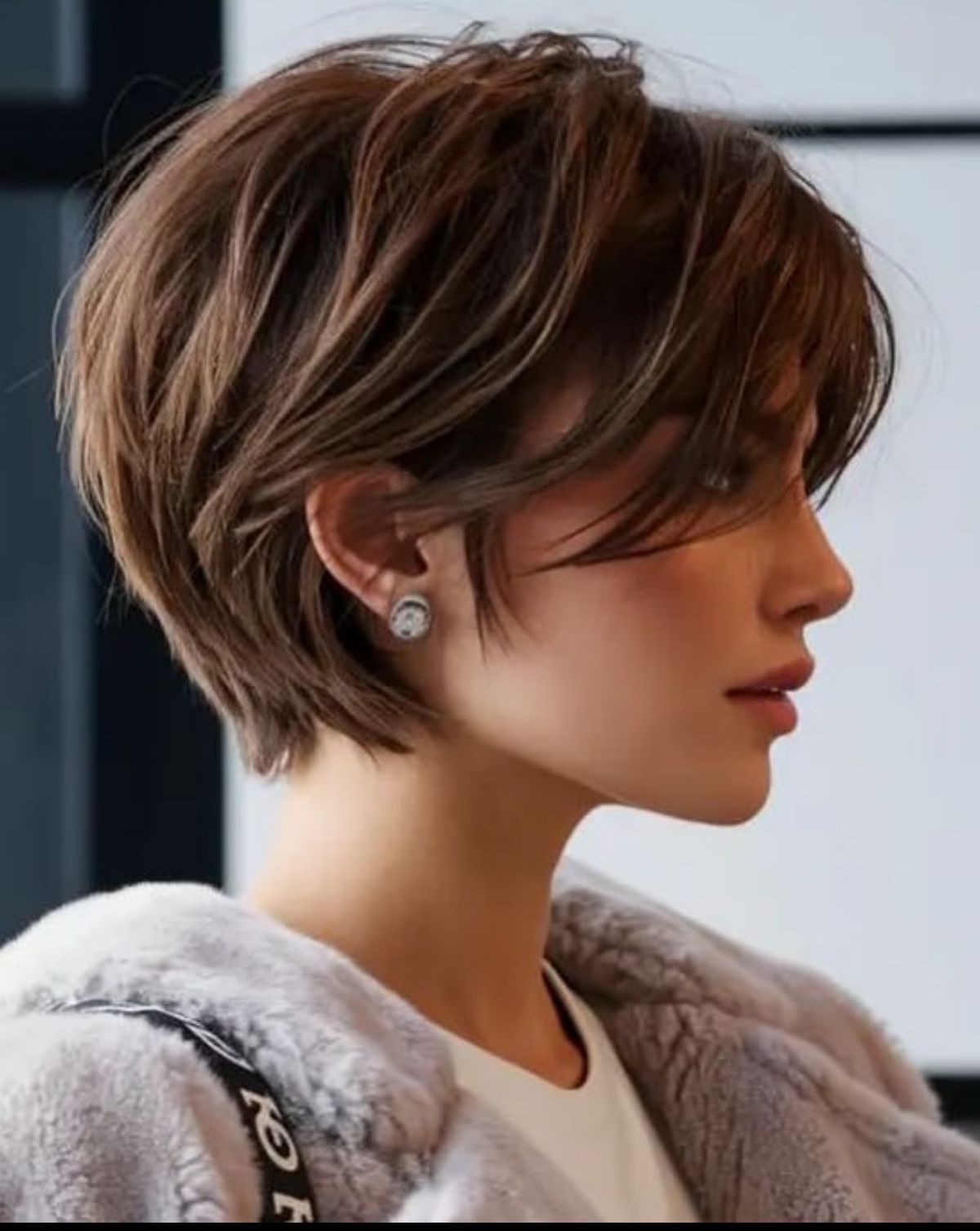 Coupe courte effilée femme moderne 4