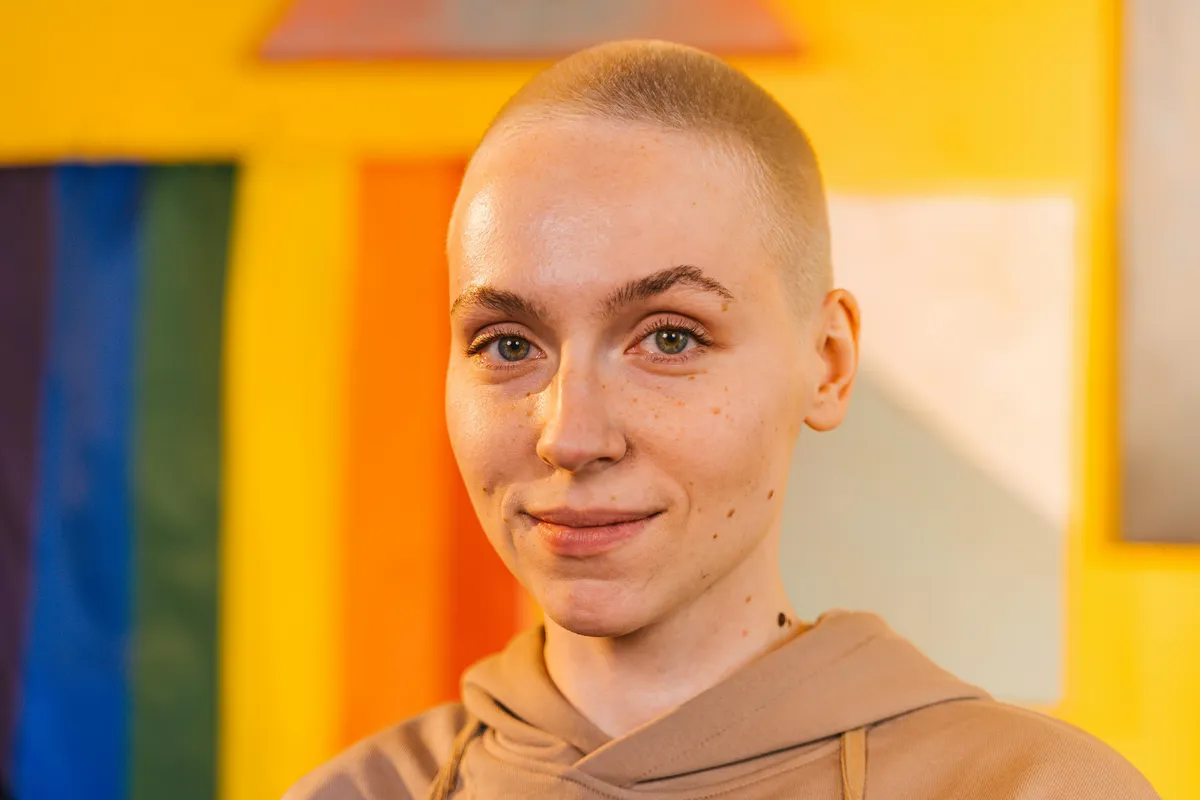 buzz cut visible scalp sunscreen hat - photo par Antoni Shkraba Studio