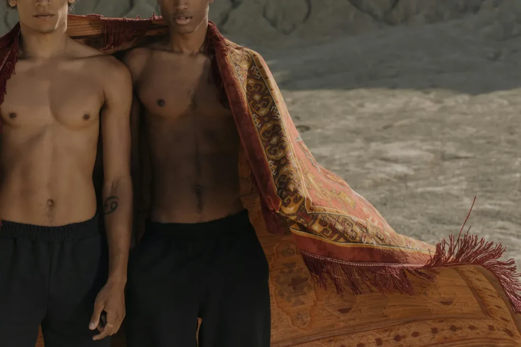 cap hairstyle short sides fringe - photo par cottonbro studio