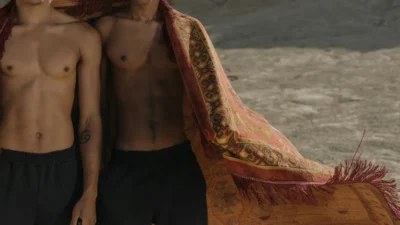 cap hairstyle short sides fringe - photo par cottonbro studio