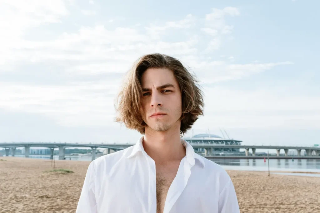 middle part center part haircut hairstyle - photo par cottonbro studio