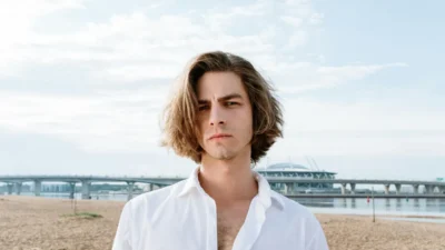 middle part center part haircut hairstyle - photo par cottonbro studio