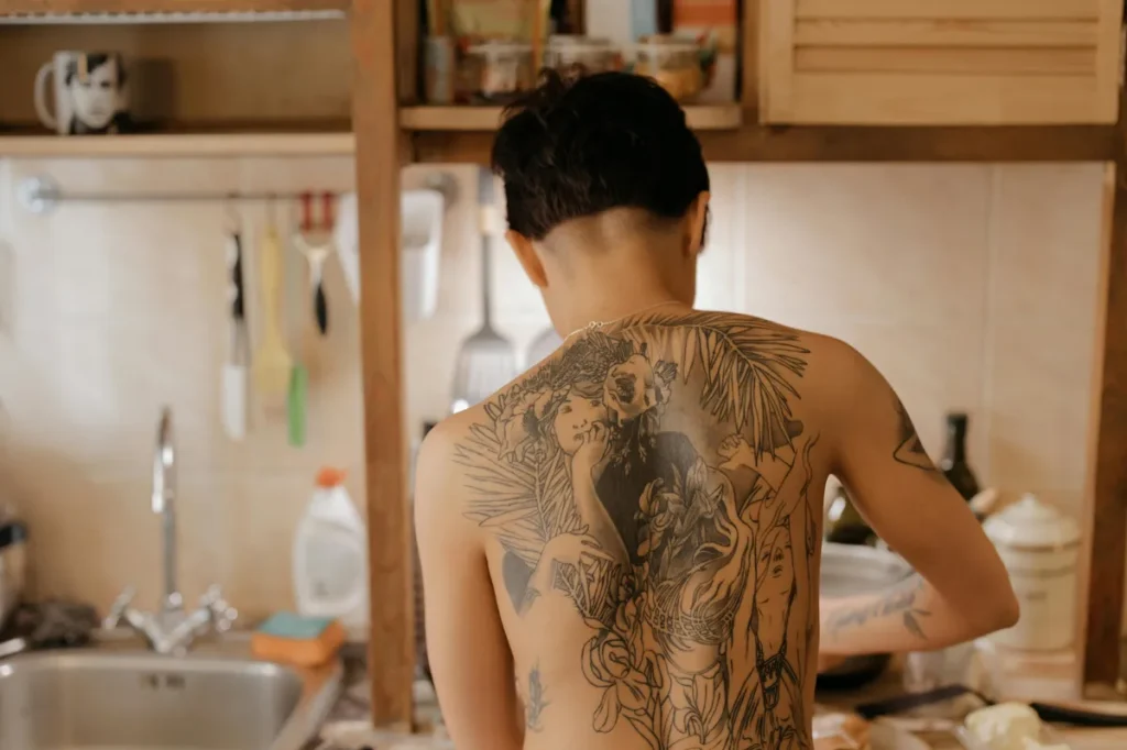 woman back tattoo backpiece - photo par cottonbro studio