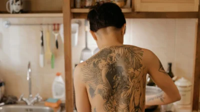 woman back tattoo backpiece - photo par cottonbro studio